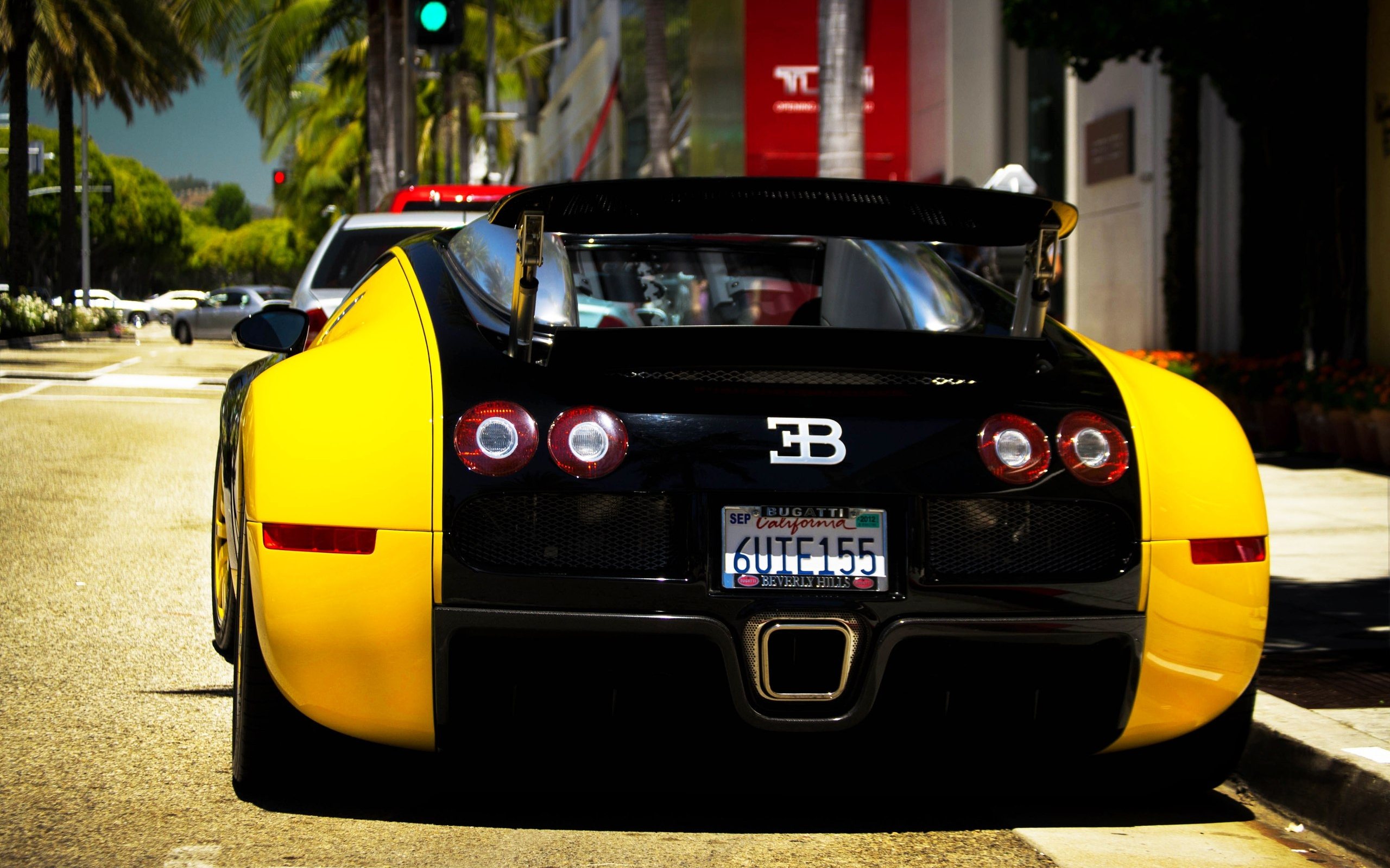 Черный Bugatti Veyron с желтым обвесом